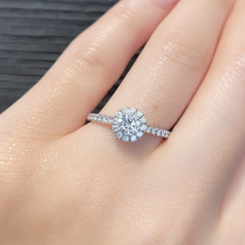 ラザールダイヤモンドの婚約指輪ヴェリタスを身につけた手元の画像